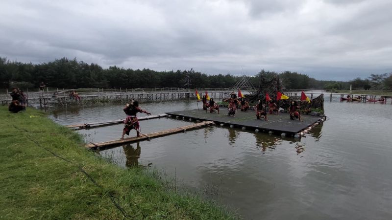 MEMUKAU: Penampilan penari dengan lakon Sugriwa Subali di Laguna Pantai Glagah.&nbsp;