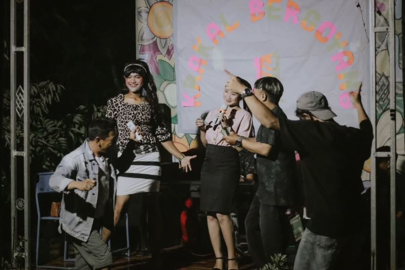 Teater Sanggar Ori sedang mementaskan teater bertajuk Geseh di hadapan masyarakat Padukuhan Ngeblak pada Minggu, 16 Februari 2025.