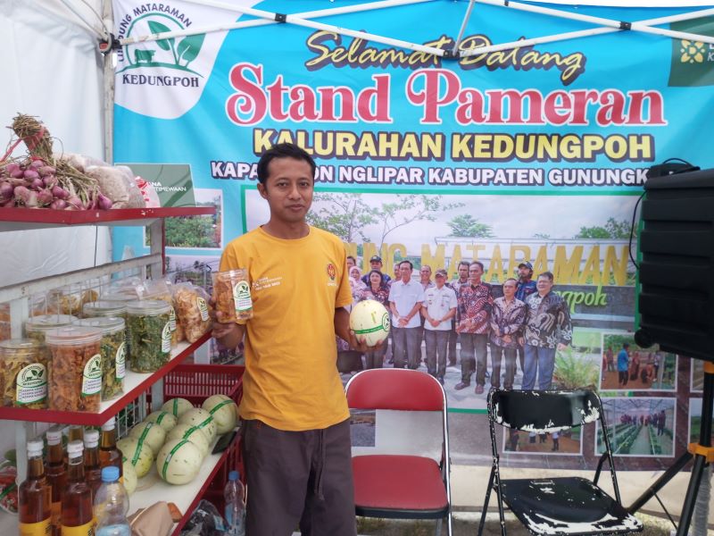 Kholid sedang menunjukkan hasil olahan pertanian dari lumbung Mataram Kedungpoh.