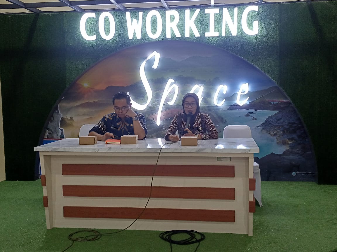 Plt Kepala Disdikpora Kebumen Agus Sunaryo (kiri) bersama Plt Kepala Diskomimfo Kebumen Wahyu Siswanti (kanan) memberi keterangan pers terkait penyelenggaraan Kebumen Fest. Pernyataan resmi disampaika