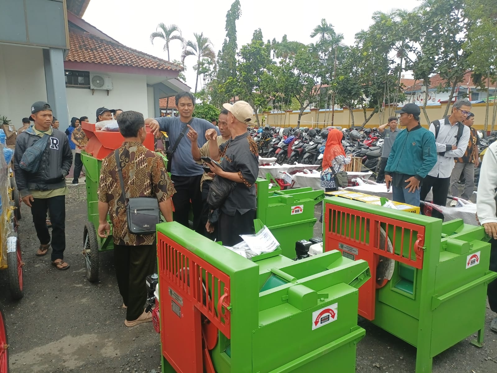 Sejumlah petani mengecek bantuan alat dan mesin pertanian (alsintan) yang baru saja diterima di gedung Setda Kebumen, Kamis (29/8). (M Hafied/Radar Jogja)