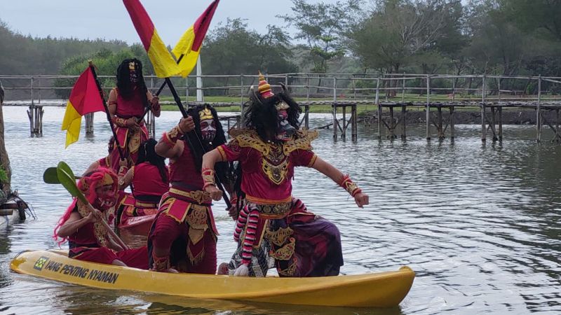 Pemain menggunakan perahu kano dalam Sendratari Sugriwa Subali yang digelar di Laguna Pantai Glagah, Kulon Progo, Kamis (28/8/2025).
