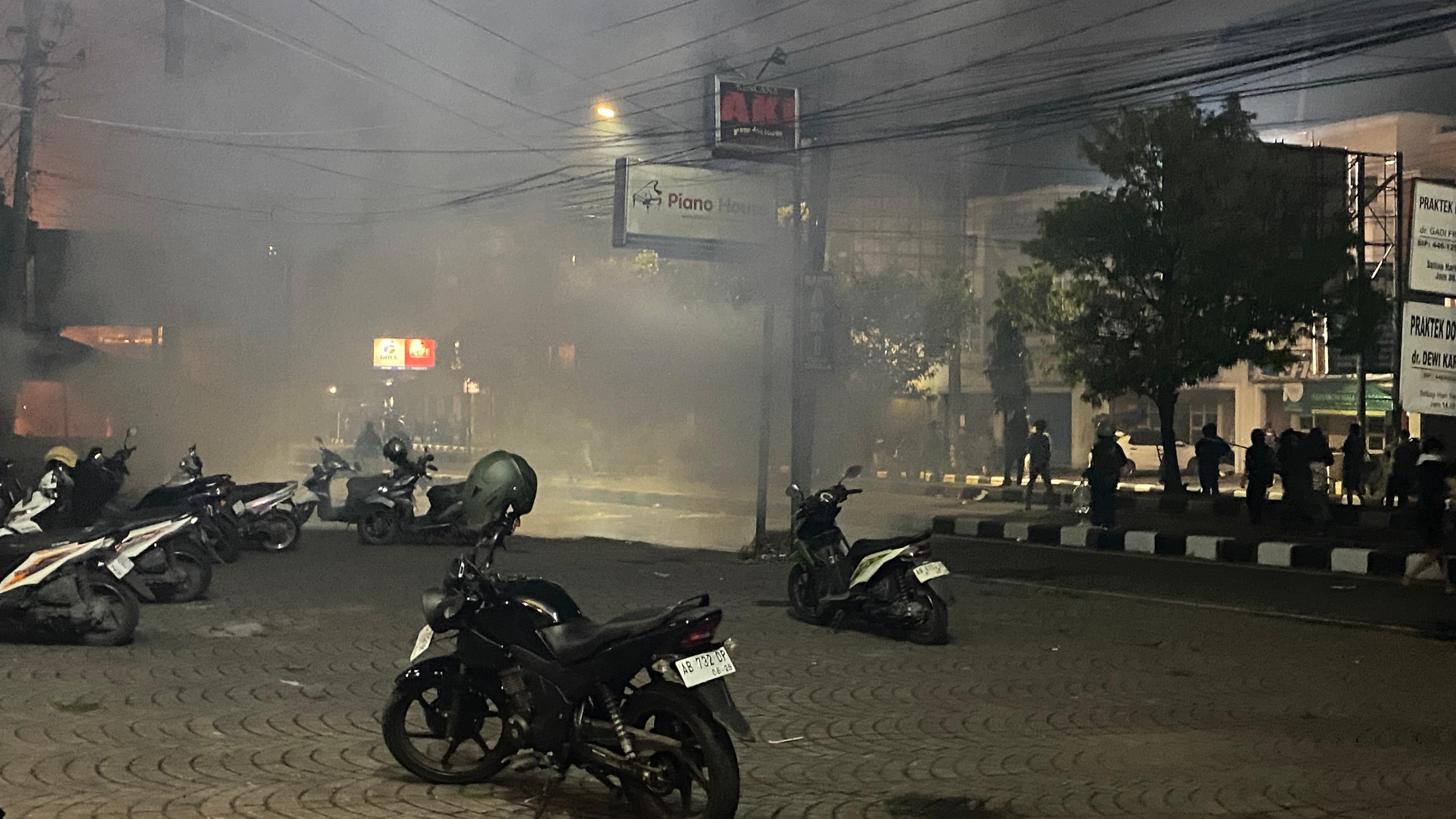 Massa Aksi di Mapolda DIY Masih Bertahan, Tembakan Gas Air Mata Meluas