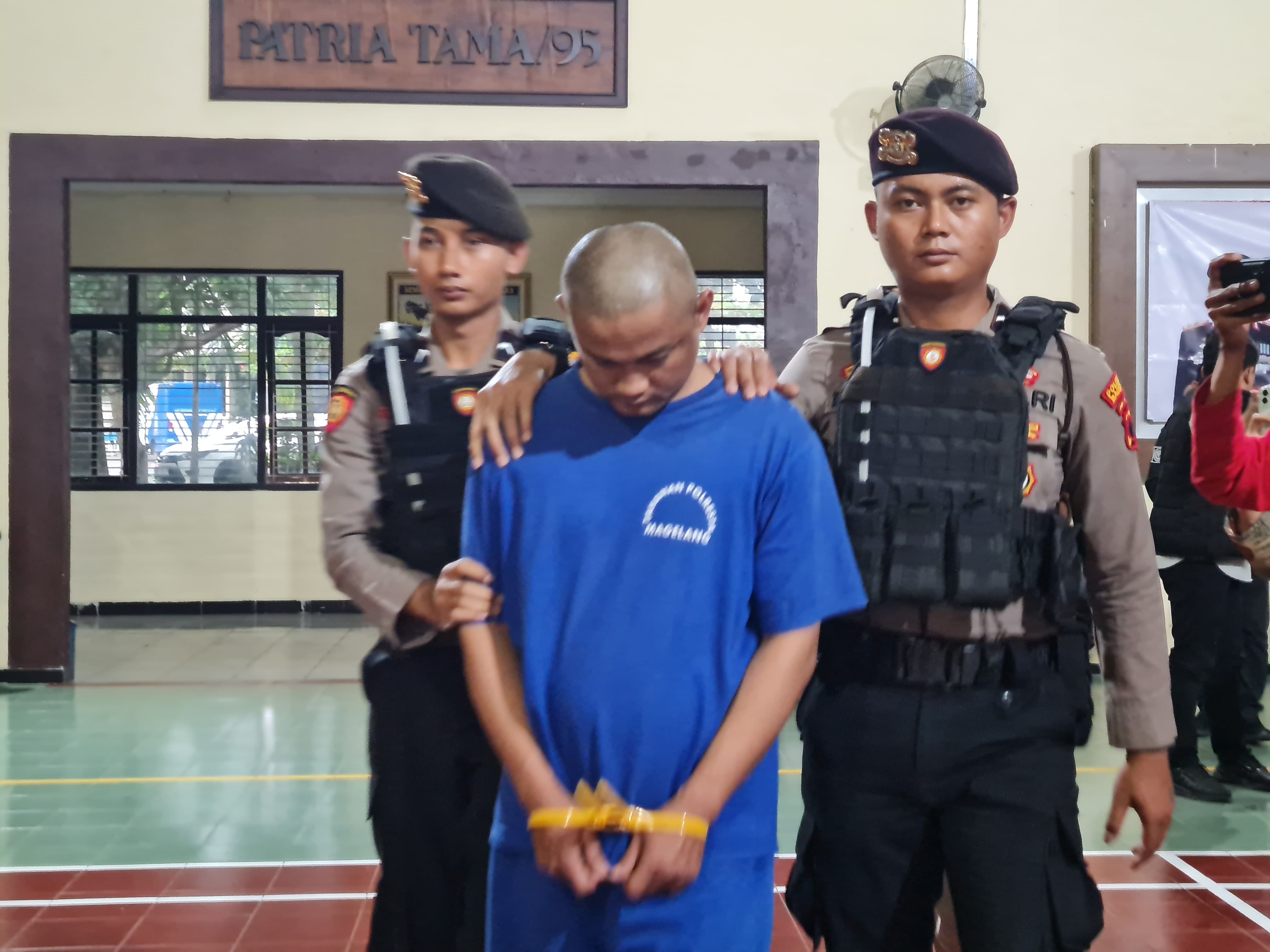 Polisi menangkap kades Selomirah, Ngablak atas dugaan tindak korupsi dana desa.