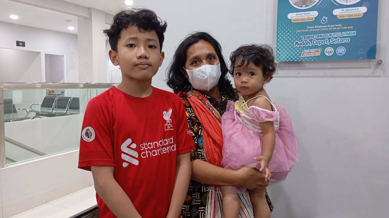 Cilvi Widonarti saat ditemui memeriksakan penyakit mata cucunya Tazakka Aurelio di Klinik Mata Jogja, Senin (26/8/2025).