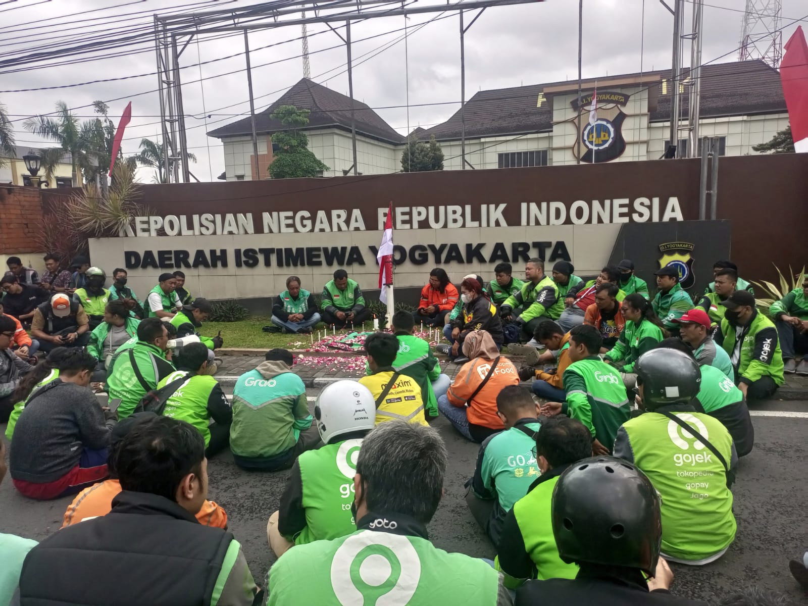 Aksi driver Ojol di Mapolda DIY, Jumat (29/8/2025). Bentuk solidaritas
