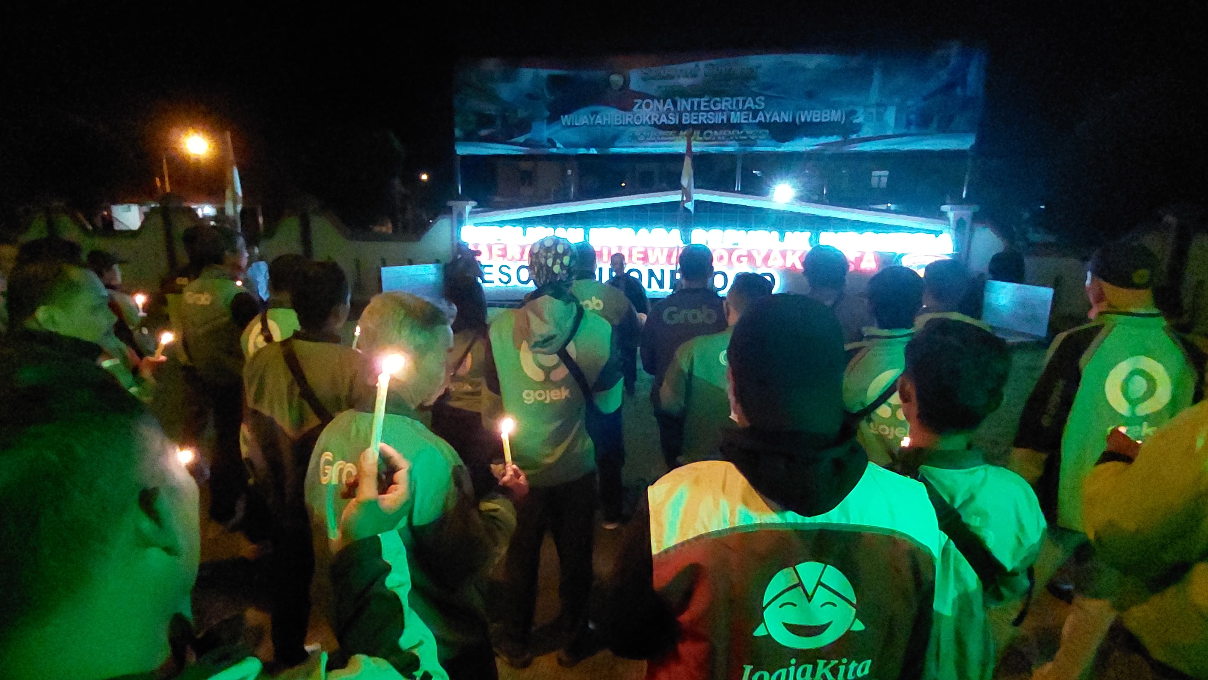 BERKABUNG: Puluhan pengemudi Ojol memberikan rasa berkabung di depan Mapolres Kulon Progo.