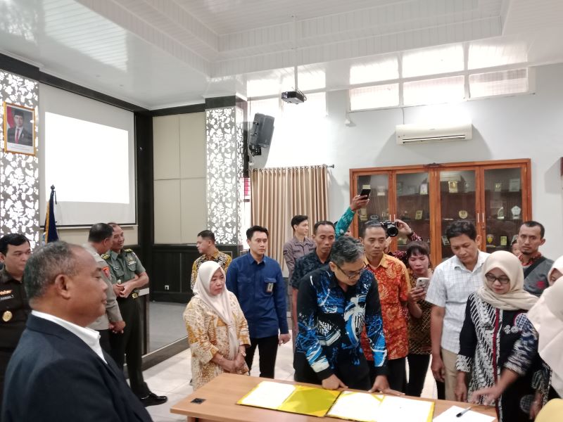 Proses tanda tangan nota kesepakatan Pasar Godean bersama pedagang di Aula Pangripta Bappeda Sleman, Kamis (28/8).