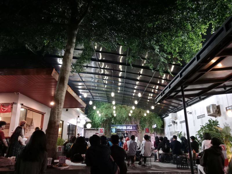 PERCAYA DIRI: Kegiatan open mic Komunitas Stand Up Indo Jogja di Tilasawa Coffee Manukan Jumat (29/8).