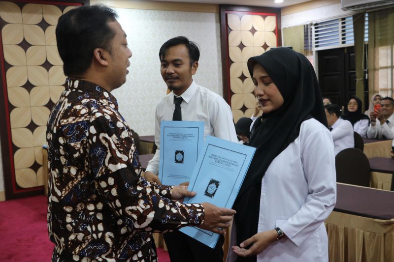 DIANGKAT: Setelah melalui beragam tahapan, PPPK akhirnya menerima surat pengangkatan.