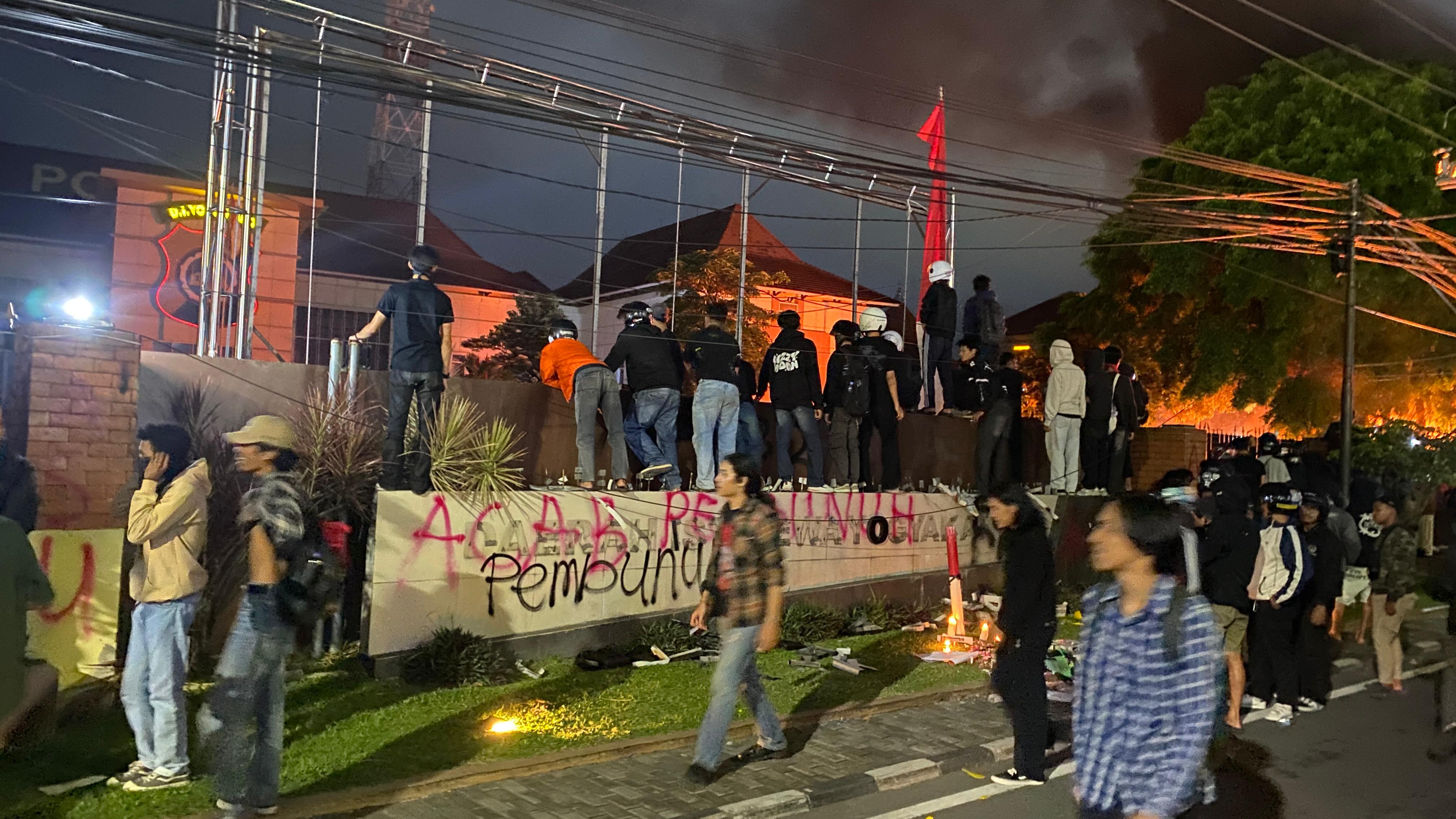 Massa aksi demonstrasi memenuhi area depan Mapolda DIY Jumat (29/8) petang.