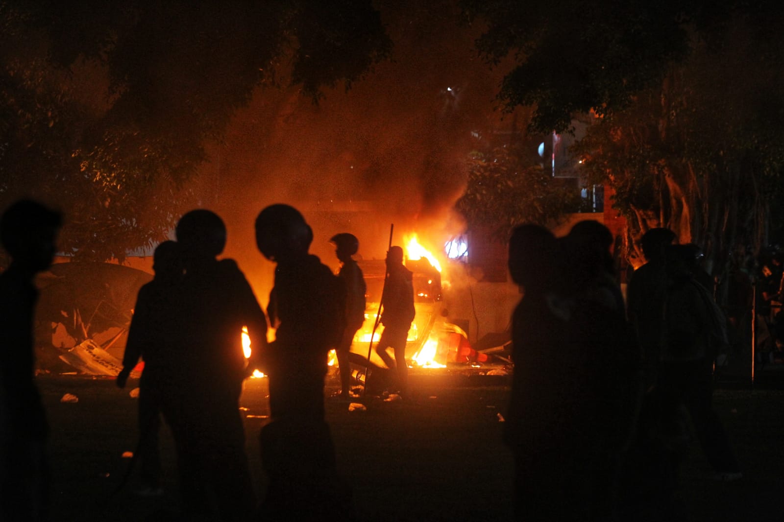 Massa aksi demonstrasi di Mapolda DIY membakar mobil polisi Jumat (29/8) petang.