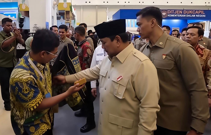 Founder Smart Batik, Miftahudin Nur Ihsan Mengenalkan Inovasi Batik Sawit kepada Presiden Republik Indonesia, Prabowo Subianto
