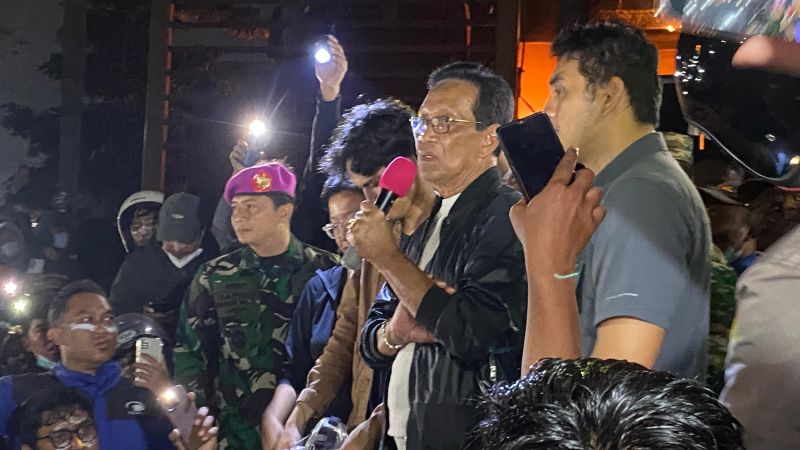 Gubernur DIY Sri Sultan Hamengku Buwono X turun ke lokasi aksi massa yang berlangsung rusuh di Mapolda DIY, Jumat (29/8/2025) malam.