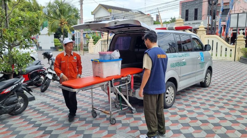 Tim medis dan relawan yang membangun posko kesehatan lapangan di Kantor Kalurahan Condongcatur.&nbsp;