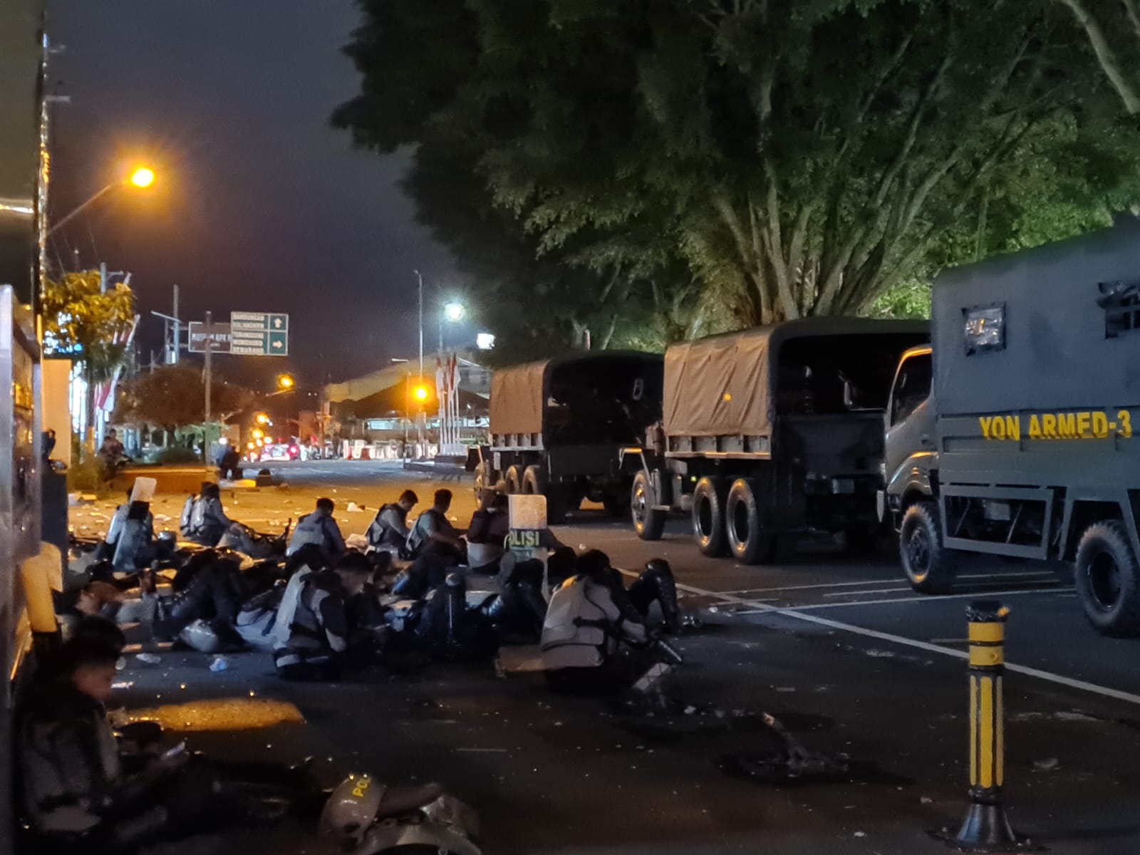 LENGANG: Suasana di depan Mako Polres Magelang Kota usai demonstrasi, Jumat malam (29/8).