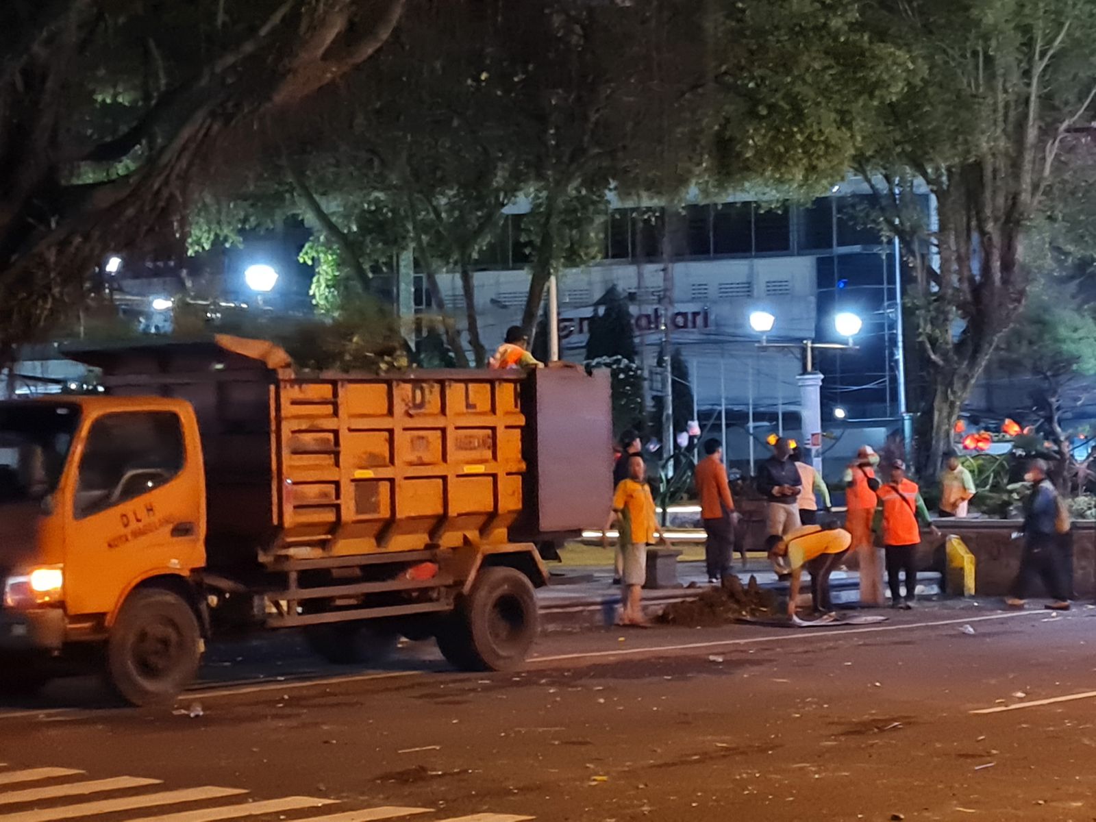 BEBERSIH: Petugas kebersihan menyisir kawasan alun-alun usai kericuhan berlangsung, Jumat malam (29/8).