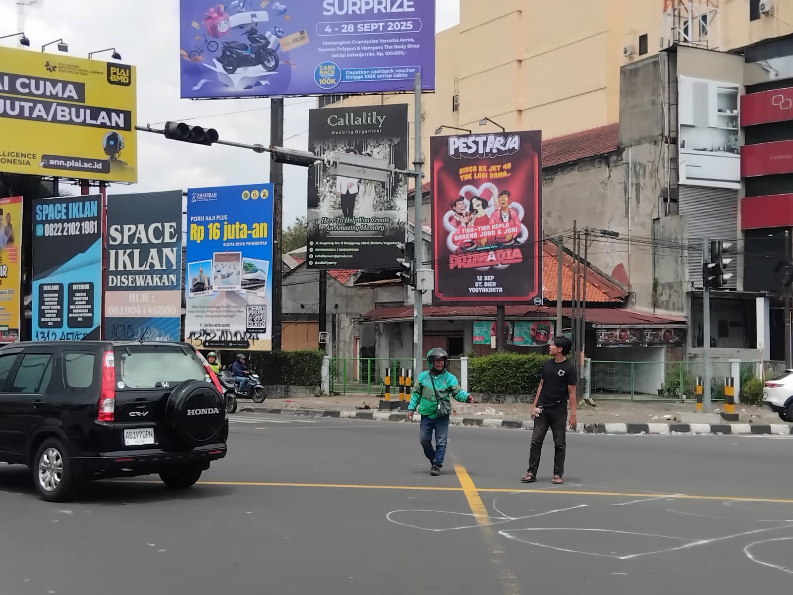 Para ojol saat membantu para pengguna jalan di Perempatan Condongcatur, Sleman Sabtu (30/8).