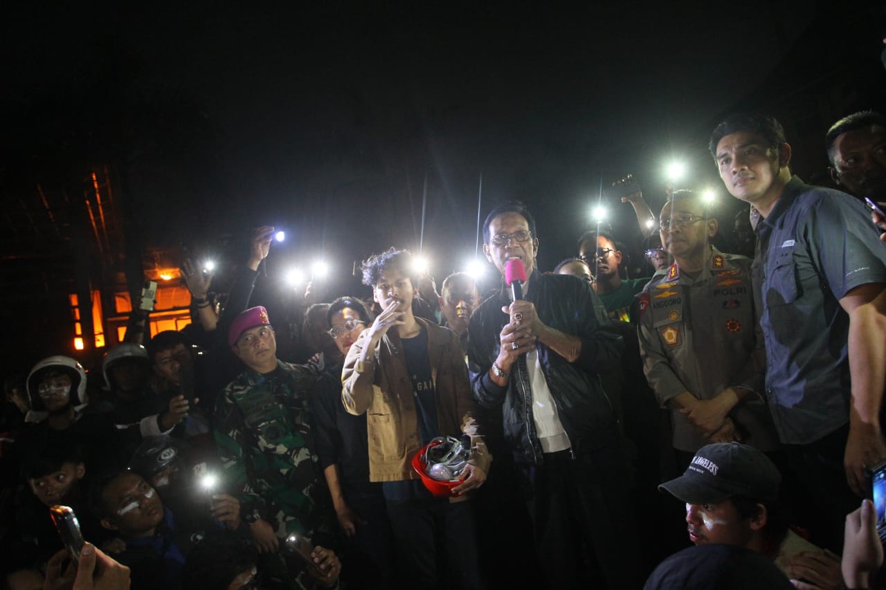 Gubernur DIY HB X Ajak Massa di Mapolda Pulang dengan Damai