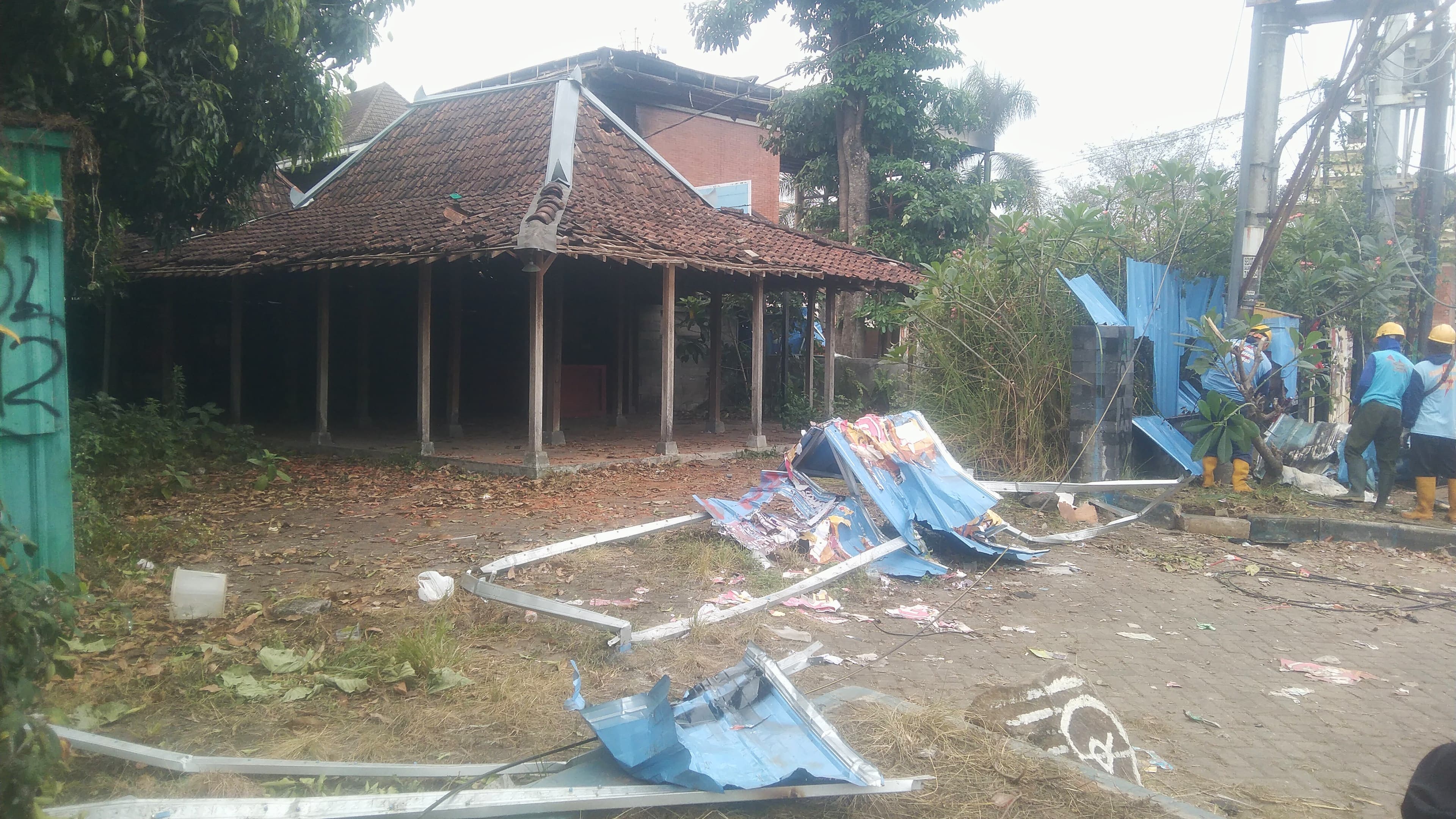 Pagar kantor lama Jawa Pos Radar Jogja di samping barat Mapolda DIY terimbas unjuk rasa di Mapolda DIY (29-30/8/2025).