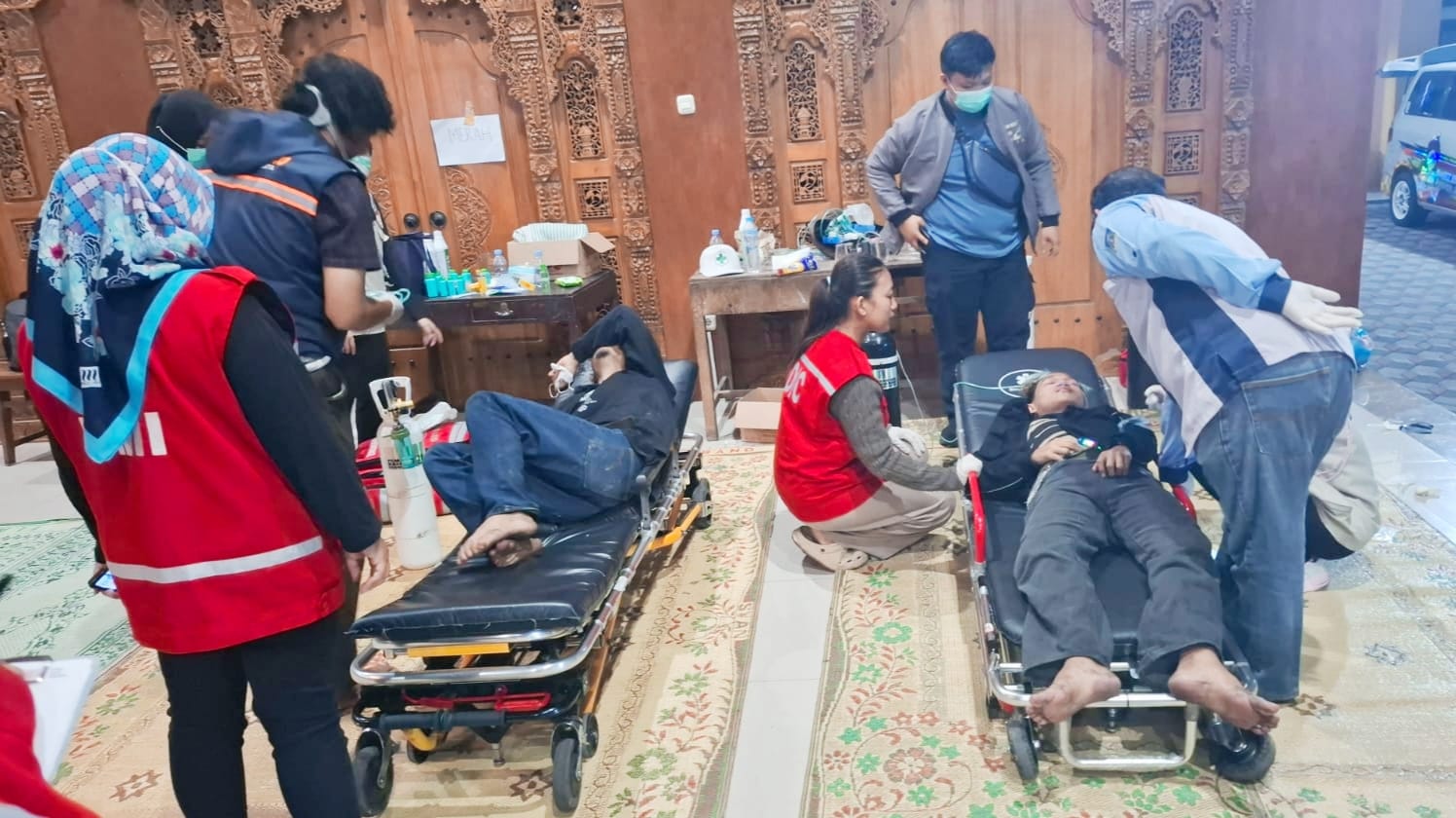 Peserta aksi yang dirawat di Kelurahan Condongcatur, Depok, Sleman, Sabtu (30/8/2025) dinihari.