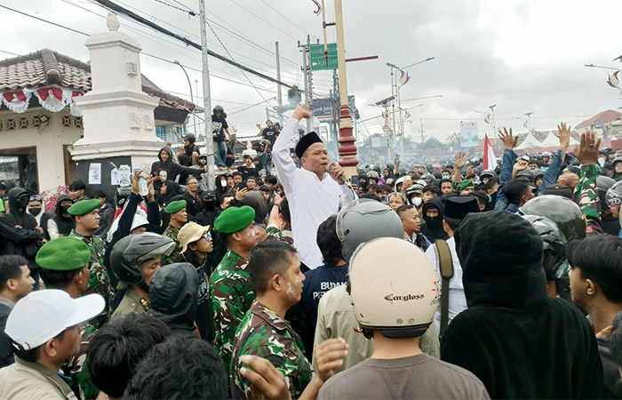Wakil Bupati Kebumen Zaeni Miftah menemui massa saat aksi demonstrasi di depan gedung DPRD Kebumen, Sabtu (30/8).