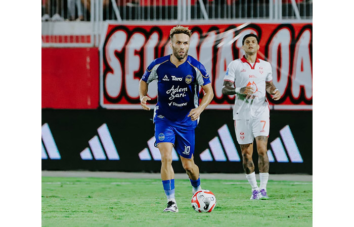 Gelandang Serang PSIM Jogja Ze Valente saat menggiring bola, PSIM Jogja berhasil mencuri tiga poin dari tuan rumah Malut United.