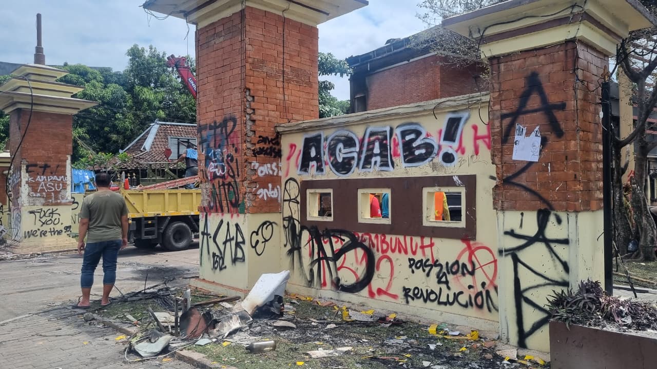 Tulisan ACAB mewarnai dinding pagar Mapolda DIY.