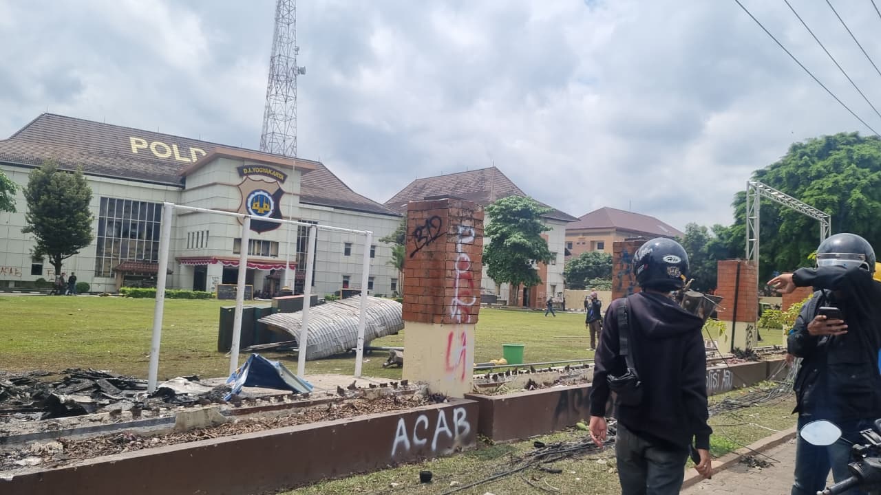 MASIH MENCEKAM: Situasi Polda DIY terkini pasca aksi massa semalam.&nbsp;