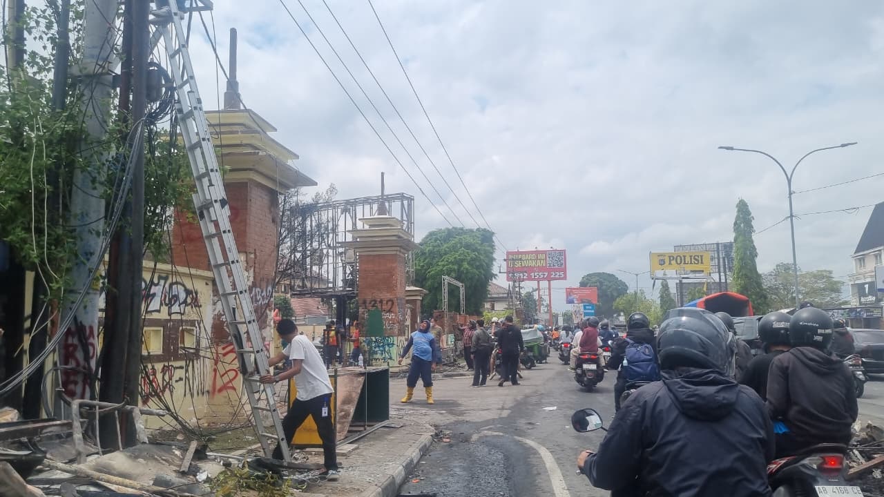 MASIH MENCEKAM: Situasi Polda DIY terkini pasca aksi massa semalam.&nbsp;