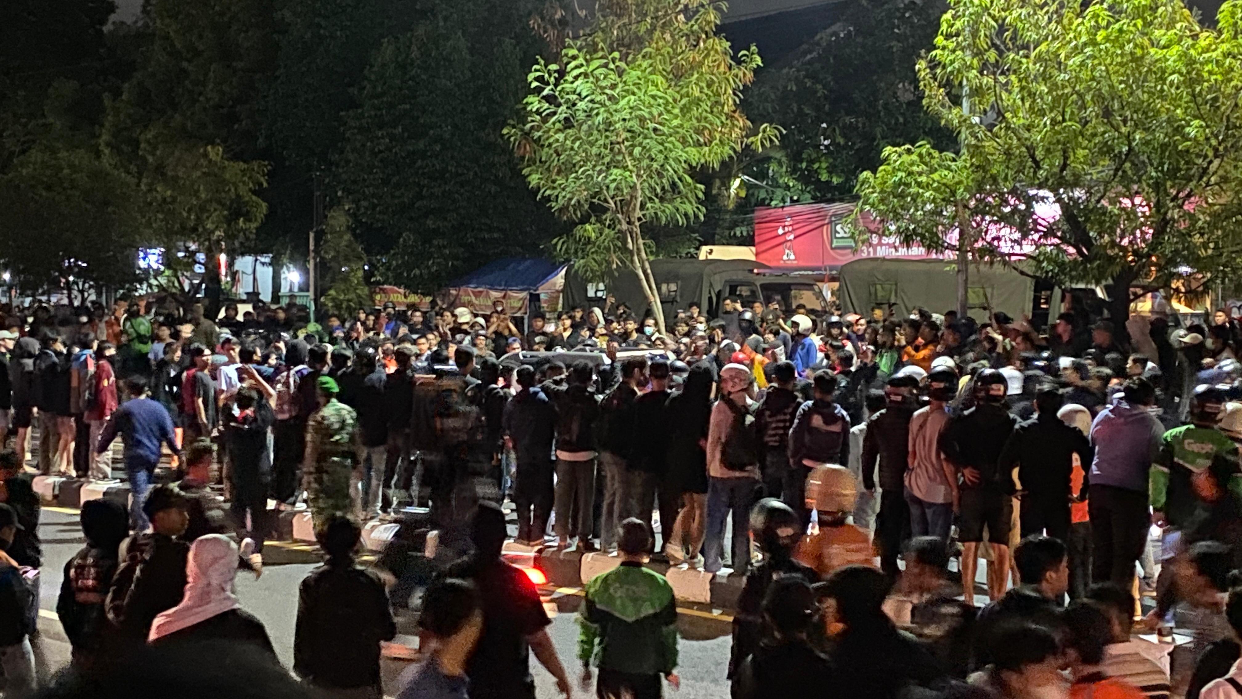 Suasana Demo di Mapolda DIY, Jumat (29/8) malam.&nbsp;