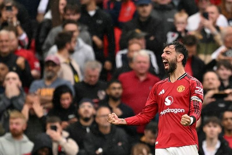 Selebrasi Bruno Fernandes setelah mencetak gol kemenangan Manchester United atas Burnley