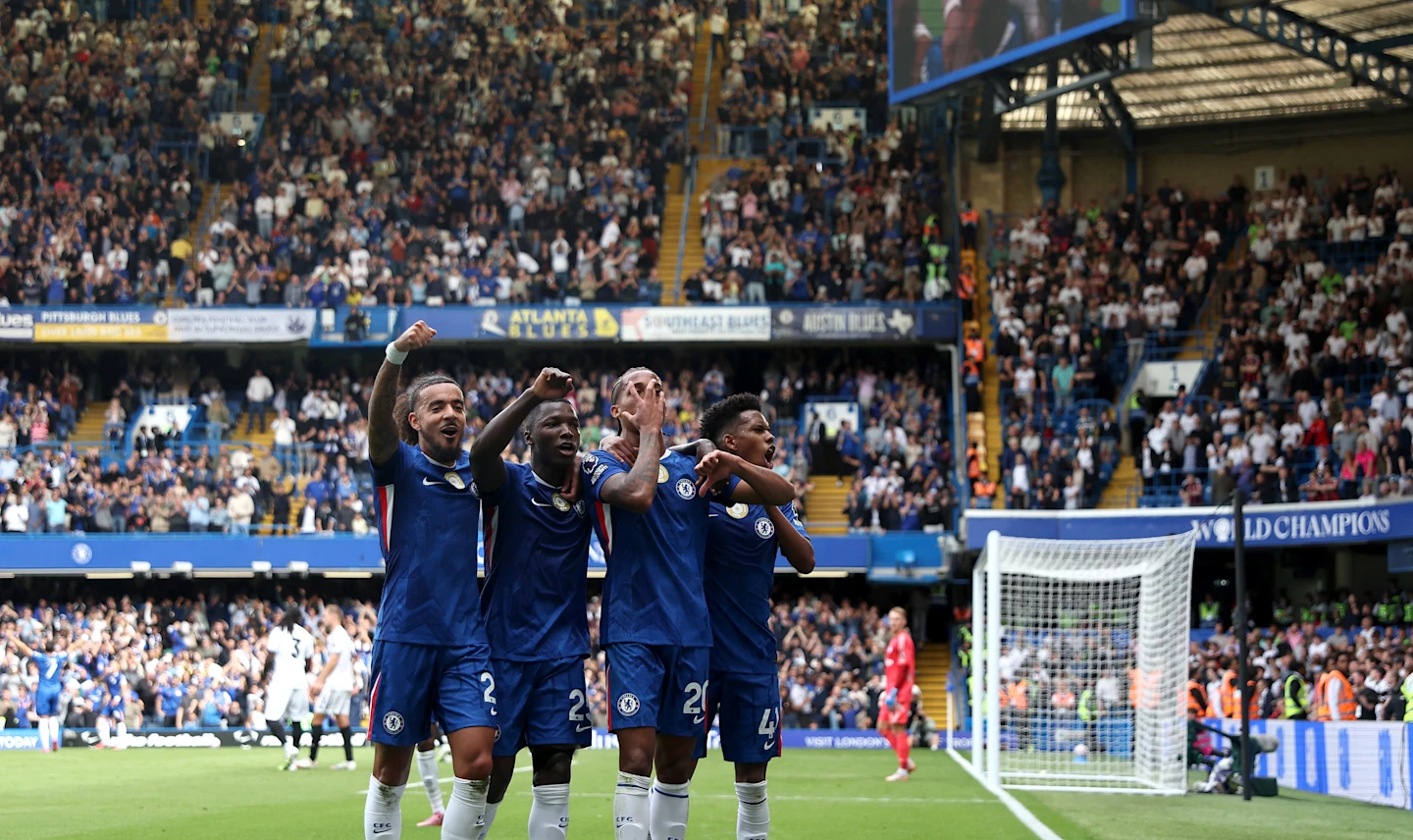 Selebrasi para penggawa Chelsea setelah mencetak gol dalam kemenangan 2-0 atas Fulham