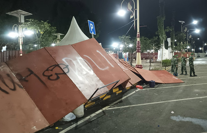 RUSAK: Pagar pembatas acara Kebumen Fest ambruk usai diamuk massa yang menggelar aksi demonstrasi di depan gedung DPRD Kebumen, Sabtu (30/8).