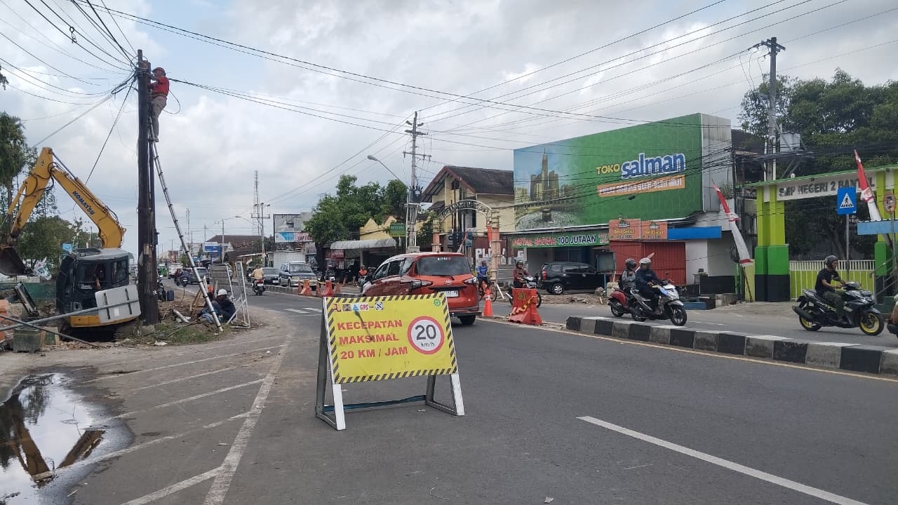 DIROBOHKAN: Kondisi jalan Cepit Tembi yang sebelumnya terdapat gapura telah dirobohkan Minggu (31/8)