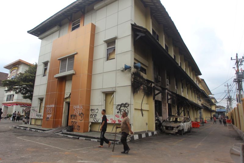 Kondisi gedung sisi timur Polda DIY usai demonstrasi yang terjadi sejak Jumat (29/8).