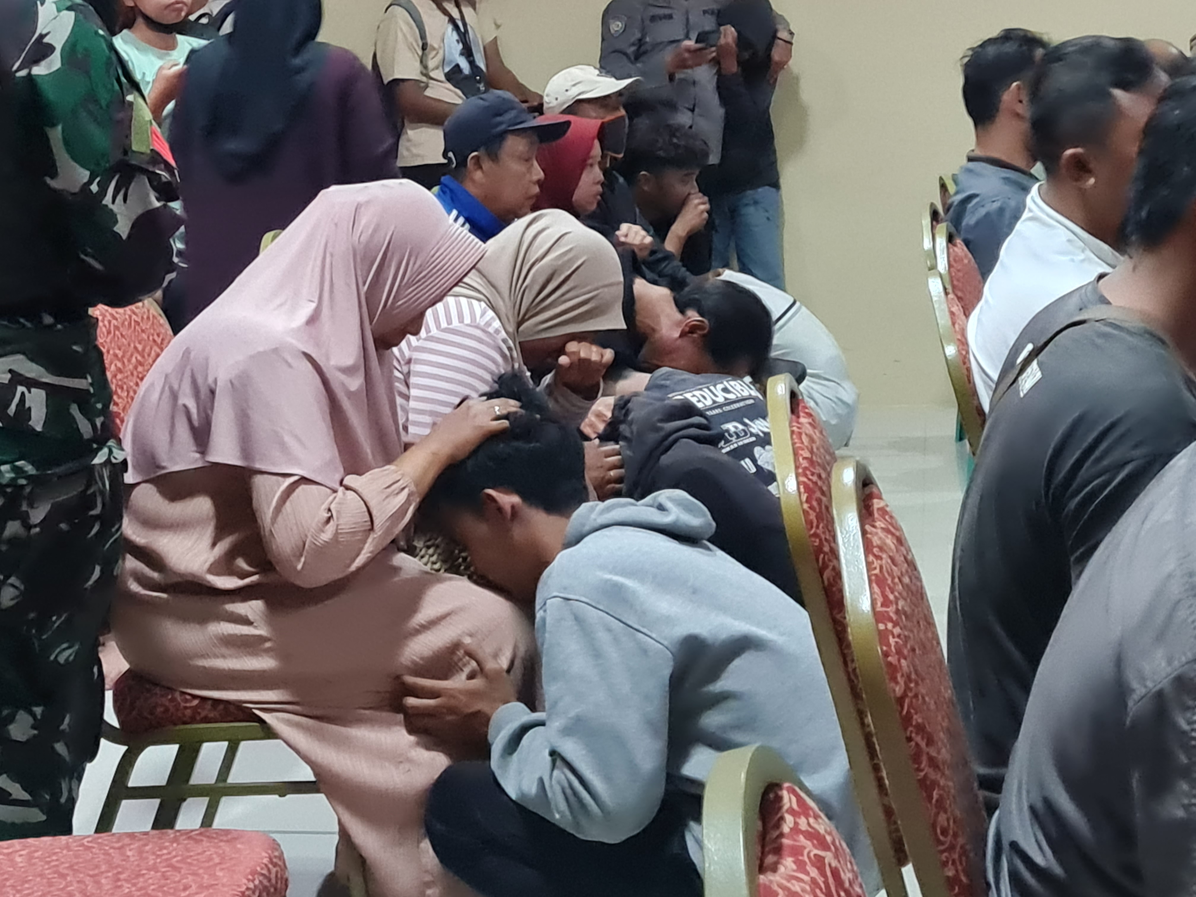Remaja yang terlibat dalam aksi unjuk rasa meminta maaf kepada orang tuanya di Aula Mapolres Magelang Kota, Sabtu (30/8) sore.  &nbsp;