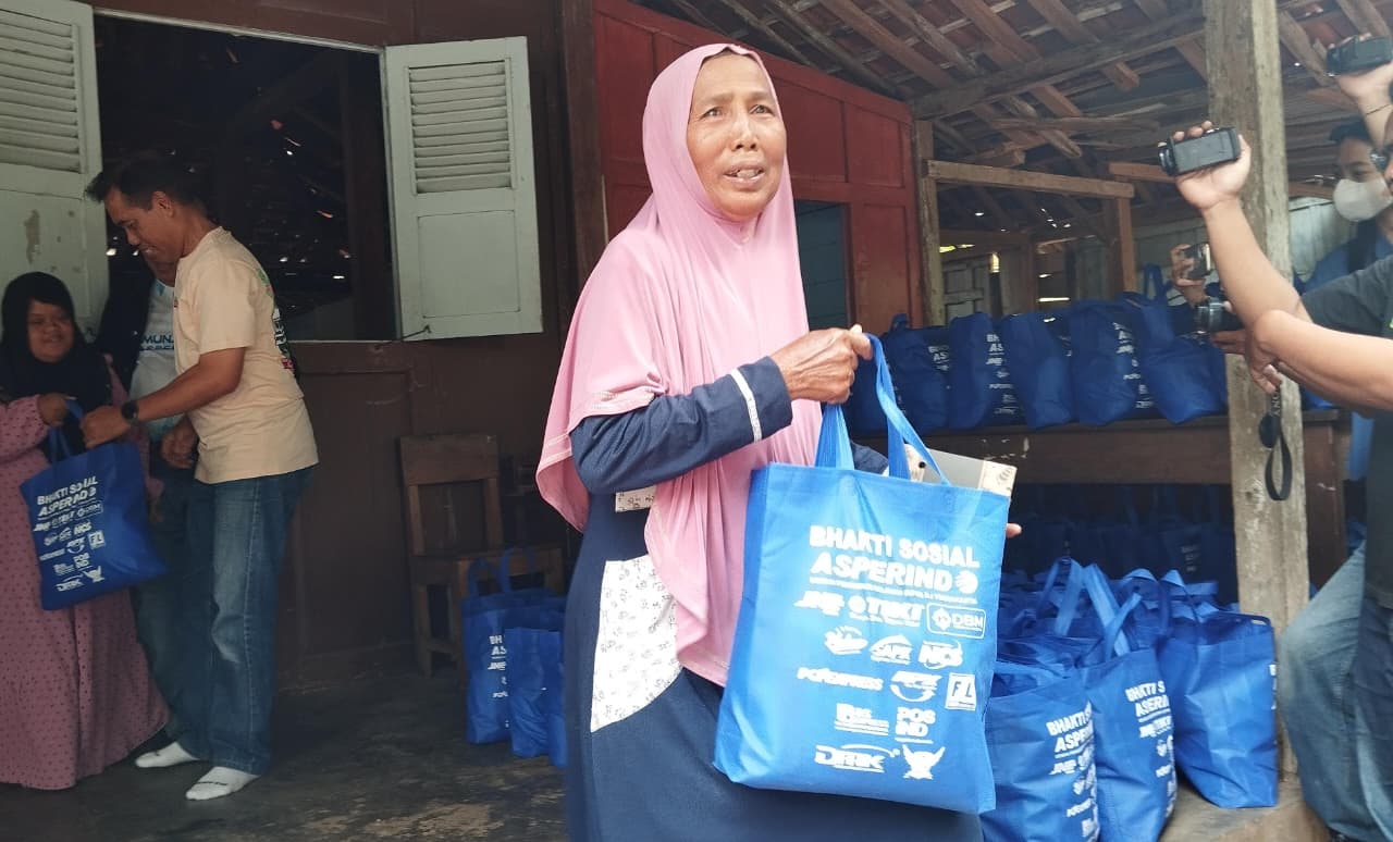 SEMRINGAH: 100 Warga Kebosungu I, Dlingo, Imogiri menerima bantuan sembako