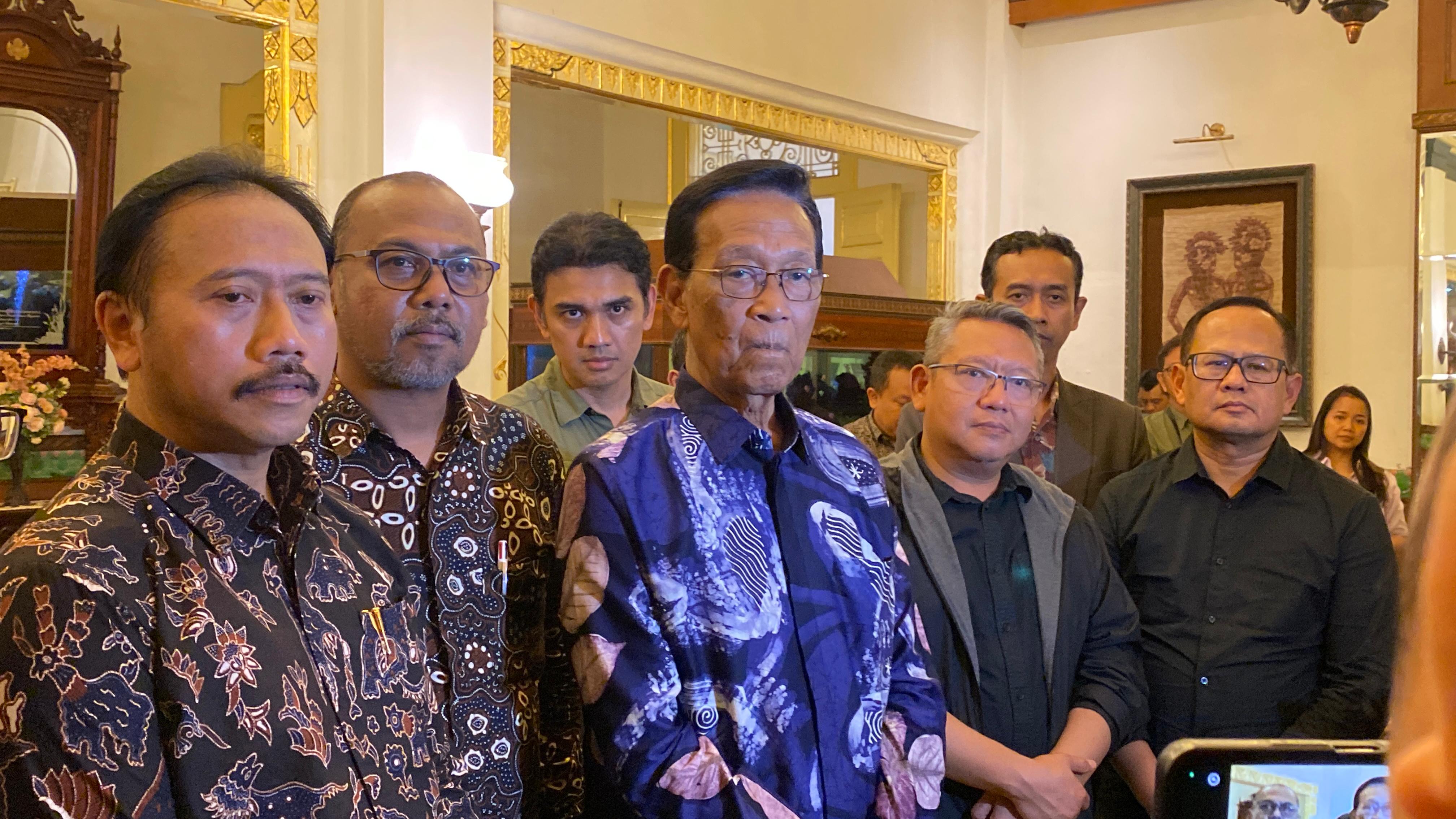 Foto : Gubernur DIJ Hamengku Buwono X dan 10 Perwakilan kampus di DIJ seusai acara Konsolidasi dan Arahan Gubernur di Kepatihan, Jogja, Minggu (31/8) malam.