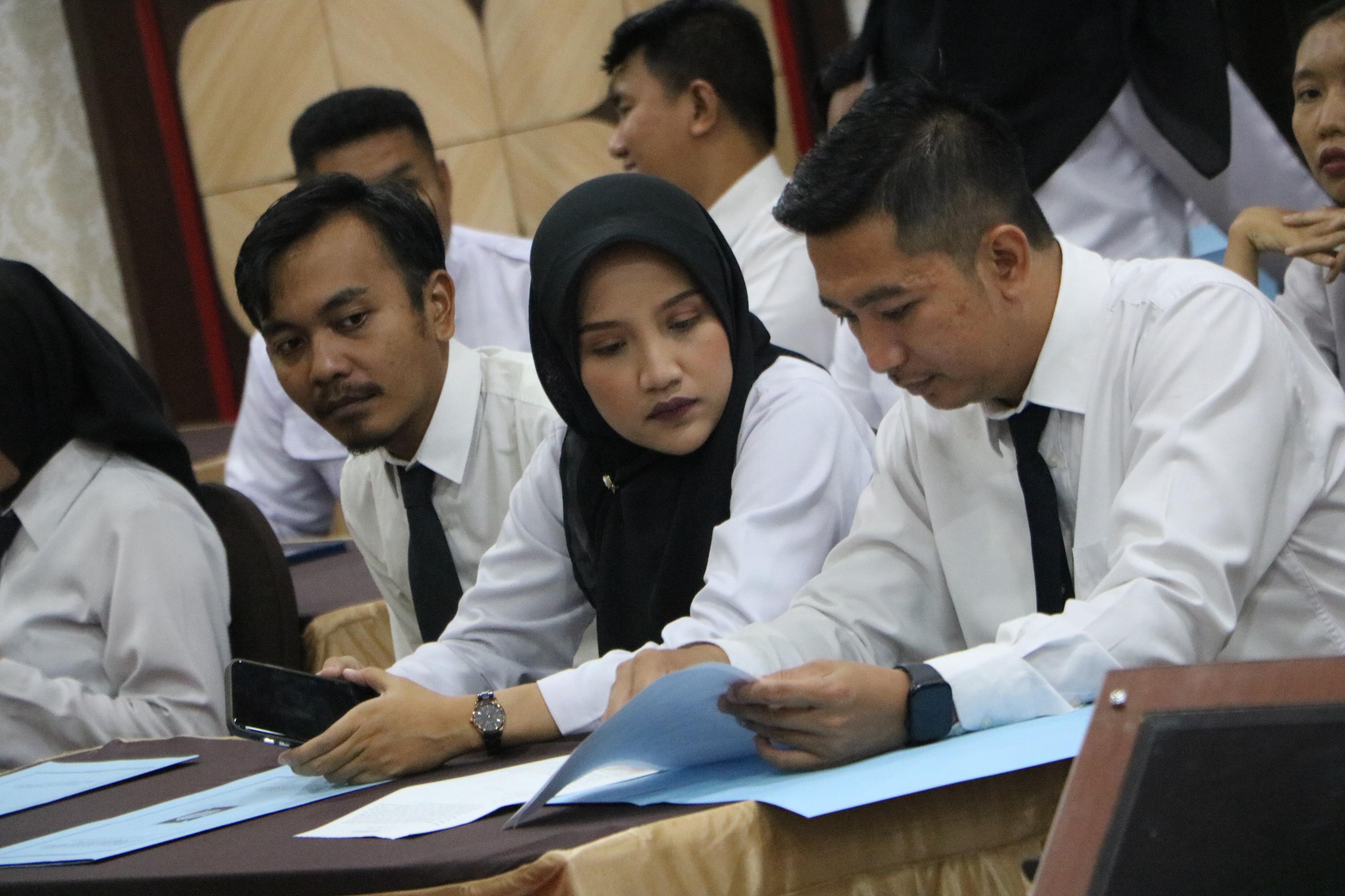 ILUSTRASI: ASN Lingkup pemkab mengenakan baju putih dan hitam saat pelantikan.