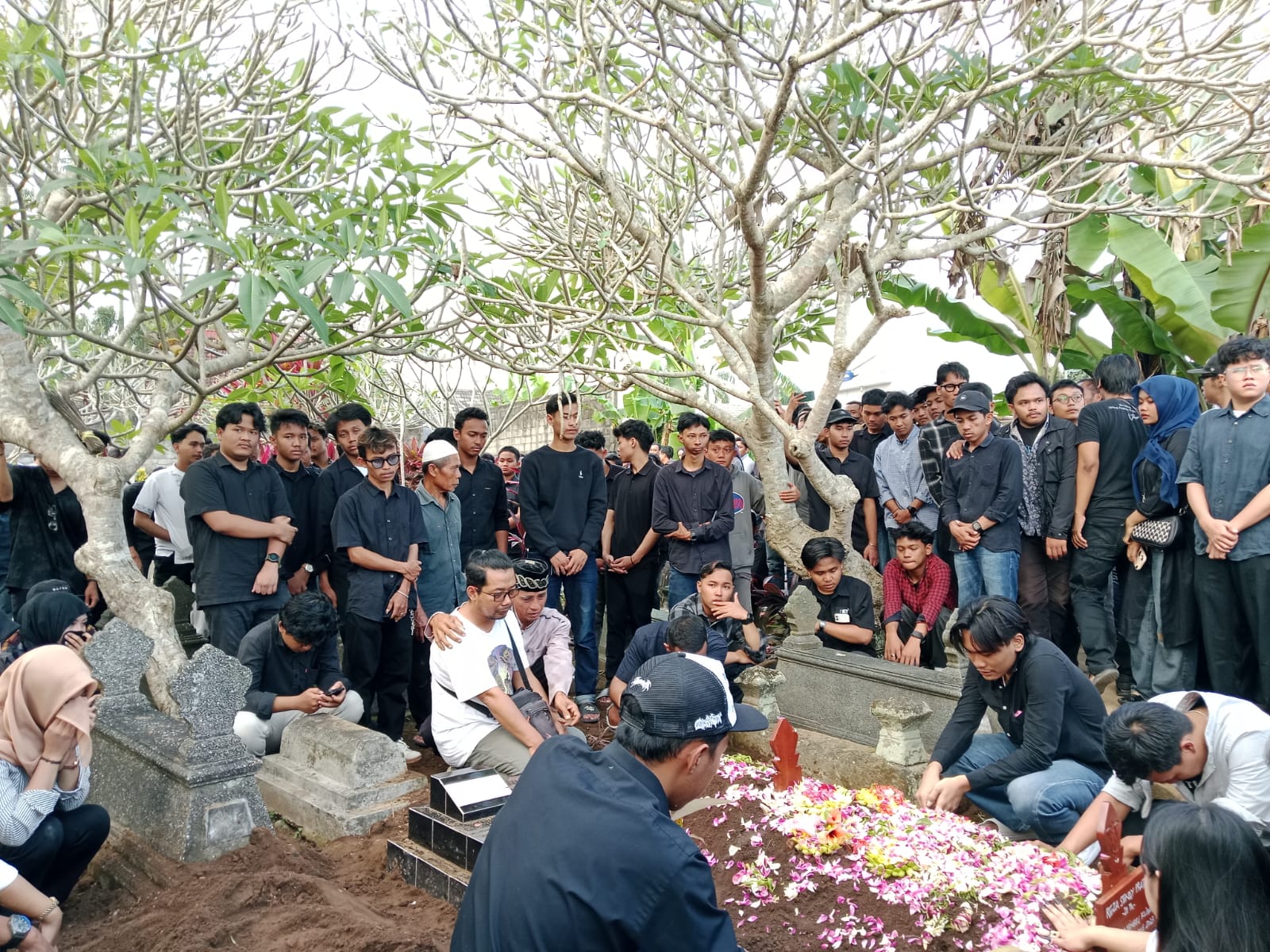 Prosesi pemakaman Almarhum Rheza Sendy Pratama di Jaten, Sendangadi, Kapanewon Mlati pada Minggu (31/8).