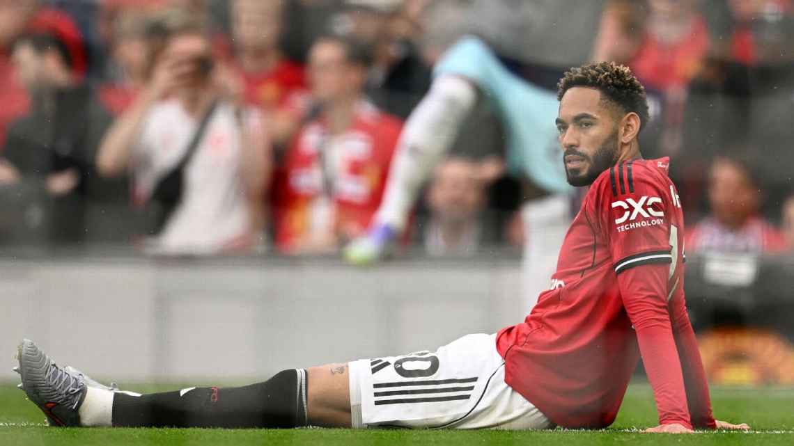 Matheus Cunha terlihat pasrah setelah merasakan sakit di kakinya