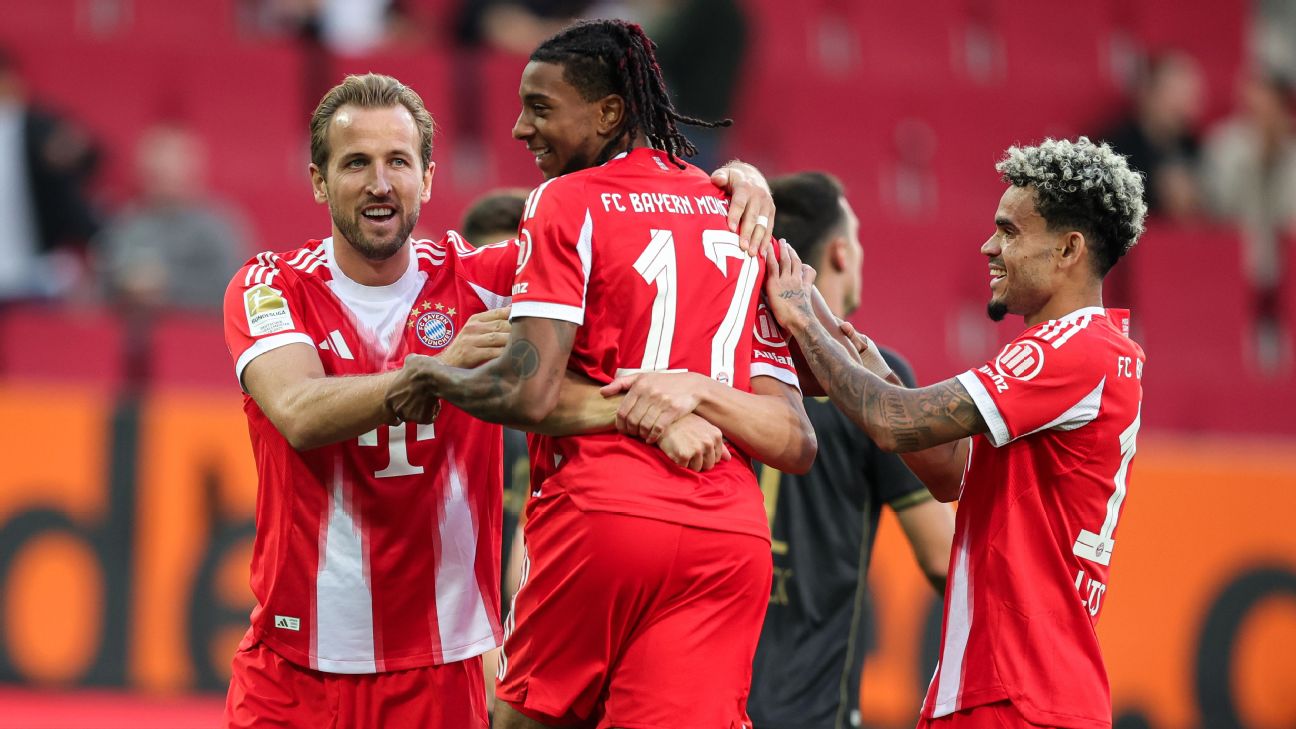 Selebrasi para penyerang Bayern Munich dalam kemenangan atas Augsburg