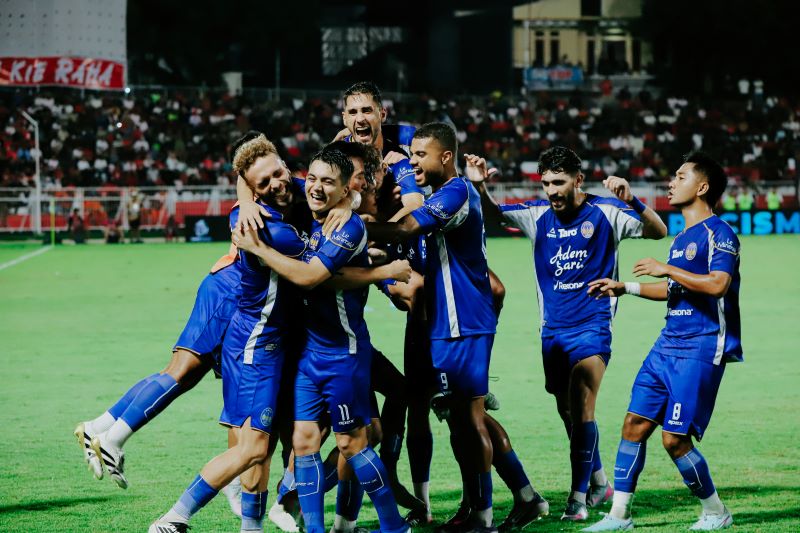 Para pemain PSIM Jogja saat merayakan gol.