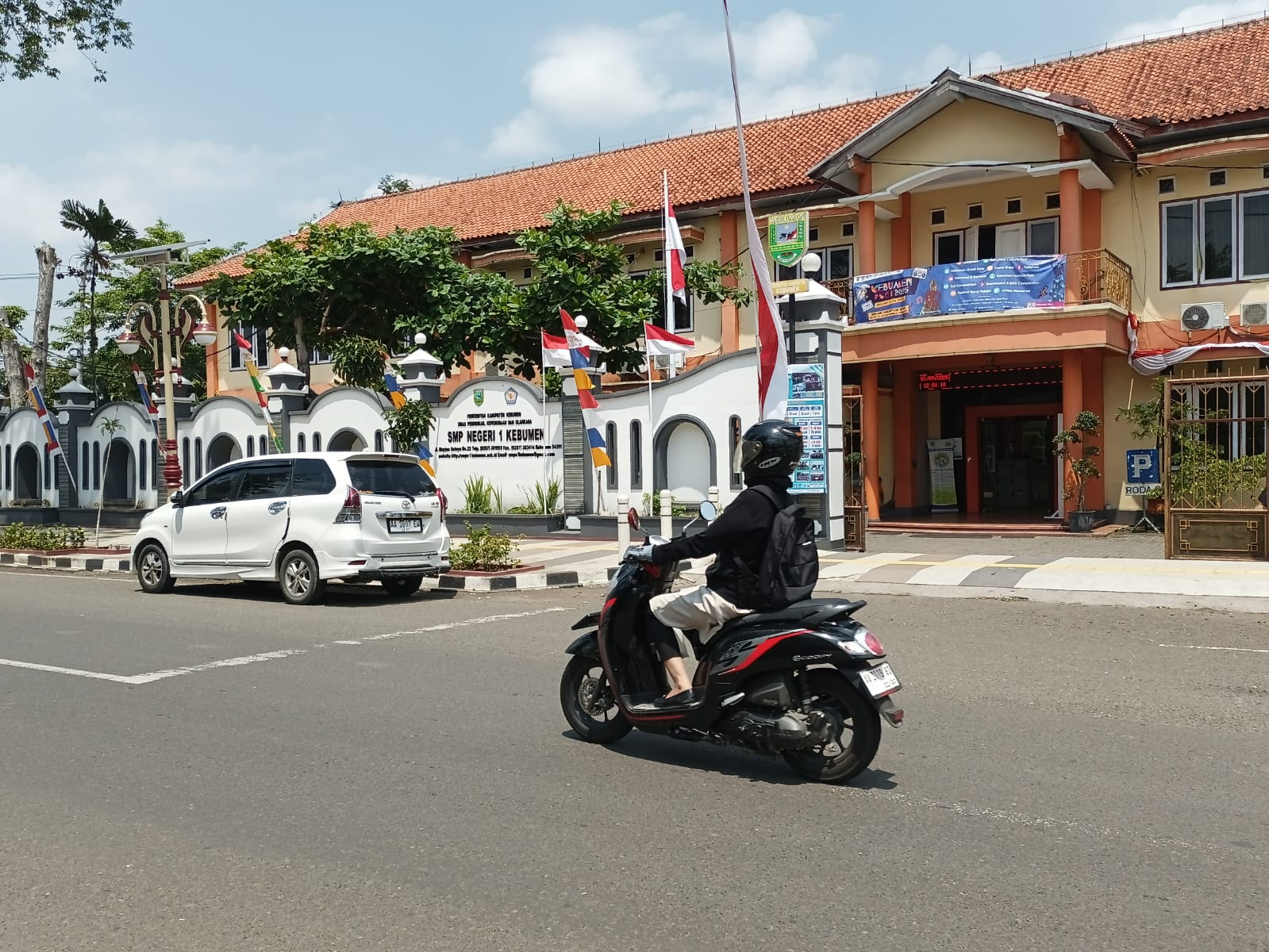Suasana di depan SMPN 1 Kebumen terpantau sepi pasca munculnya surat edaran terkait pembelajaran secara daring dari rumah. (M Hafied/Radar Jogja)