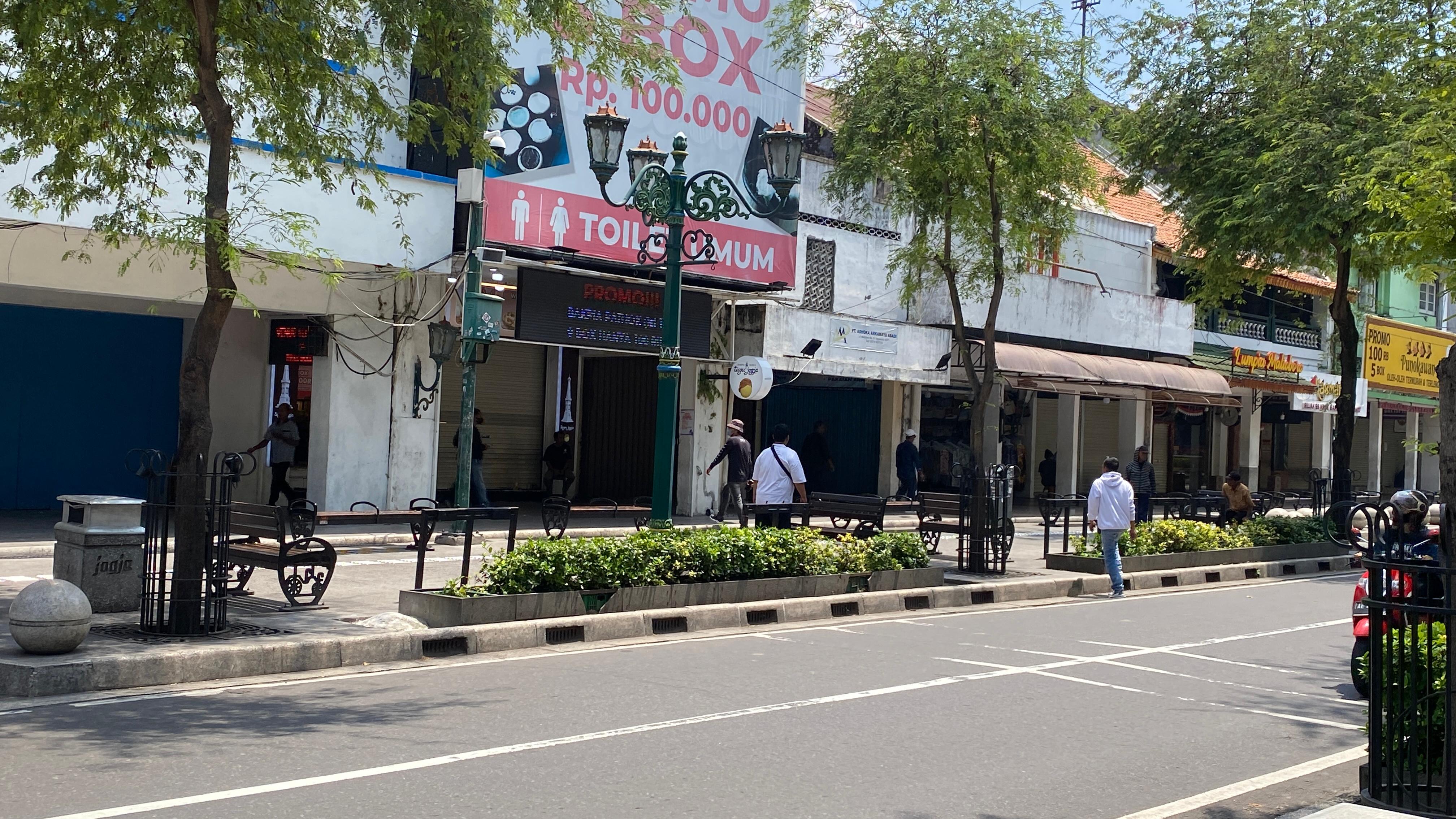 Suasana Hotel Permata tutup setelah isu adanya aksi di Jalan Malioboro, Senin (1/9).