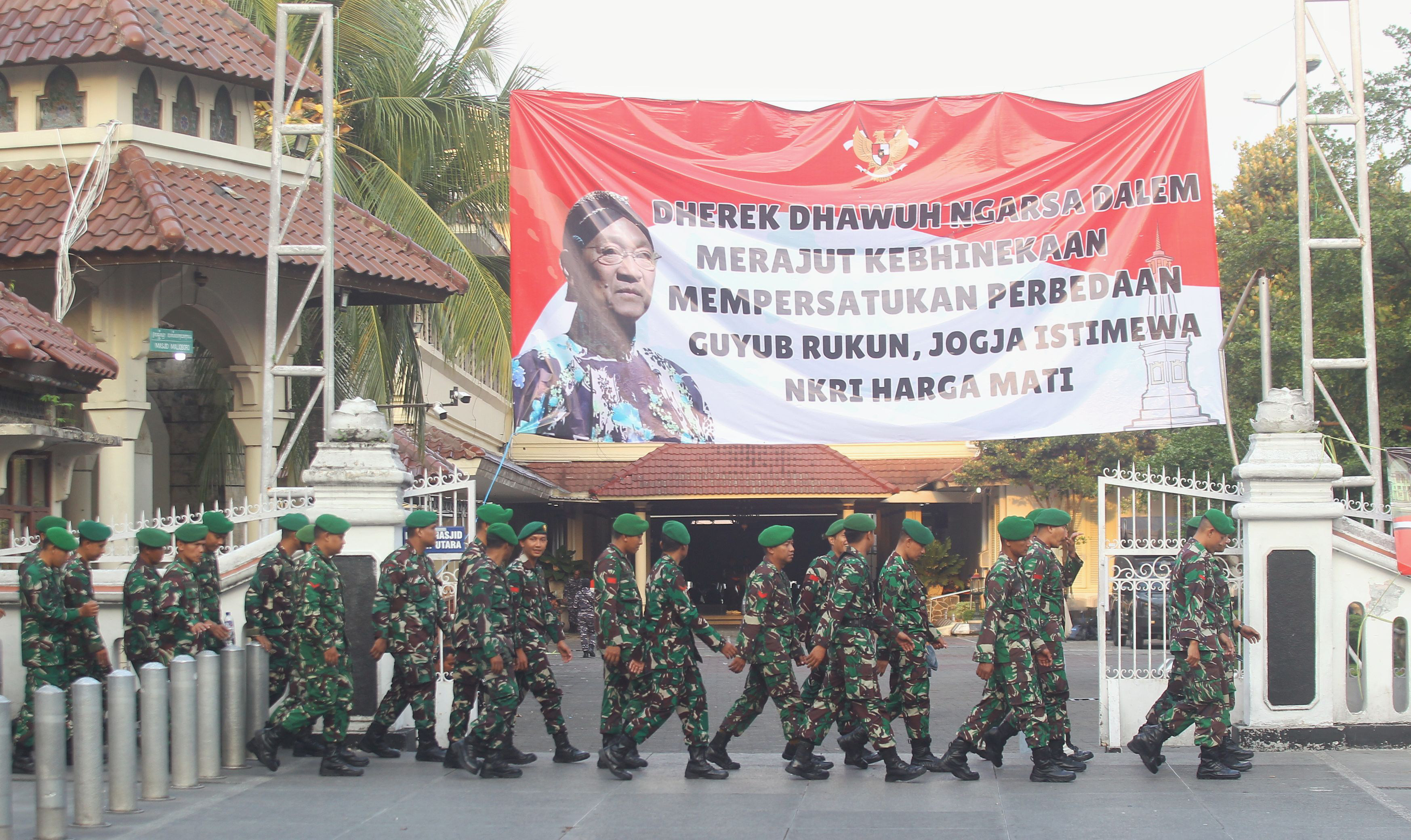 Personel TNI bersiaga di depan kompleks Kantor DPRD Provinsi DIJ sekaligus menjaga kondusivitas kawasan Malioboro, Kota Jogja Senin (1/9).