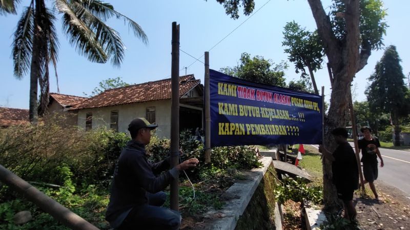 PROTES: Warga memasang banner berisikan curahan hati dan kekesalan di sepanjang JJLS.&nbsp;