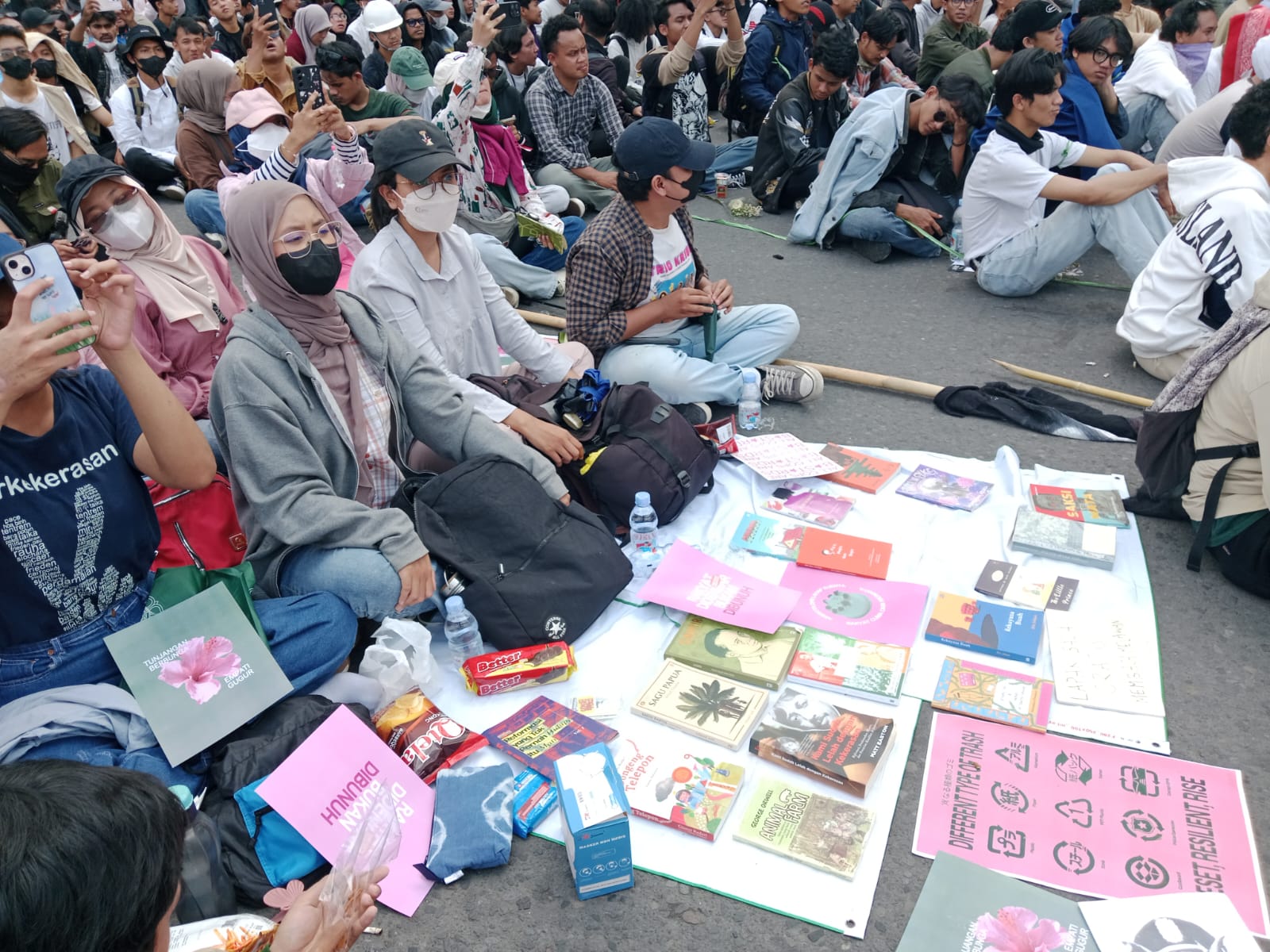 Pembukaan lapak baca di tengah aksi
