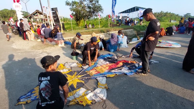 ANTUSIAS: Peserta lomba membawa dan mencoba layangan di sawah Padukuhan Krembangan Kulon.&nbsp;